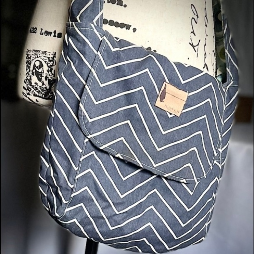 Purse-Reversible. Color navy blue/green/white. Very comfortable & cute purse.